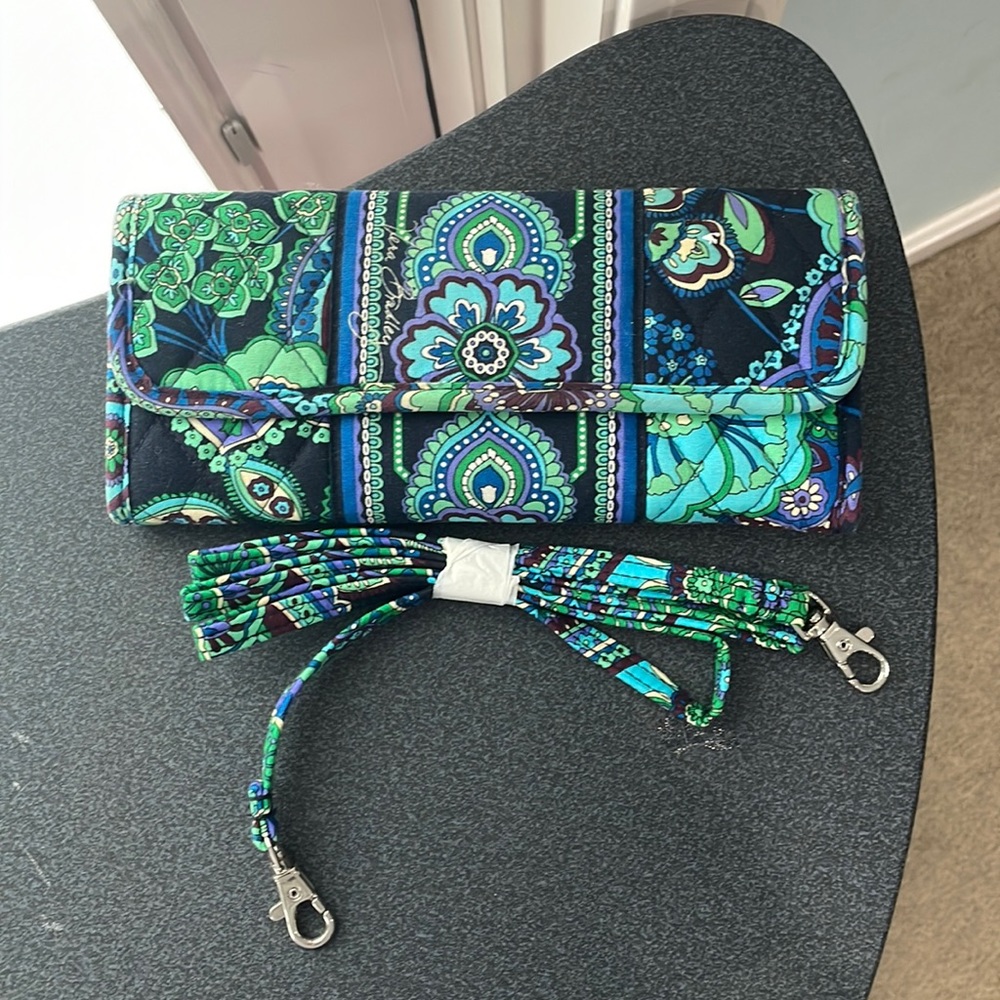 EUC Vera Bradley Clutch Wallet in Blue Rhapsody